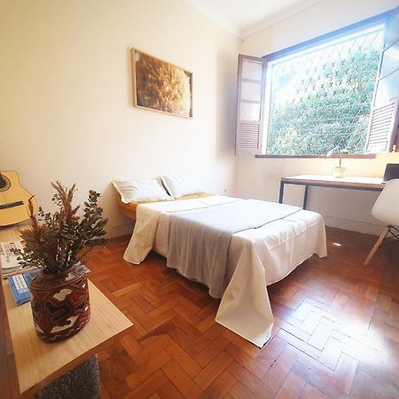 Quarto Casal Com Janela Casa Caramel Belo Horizonte Esterno foto