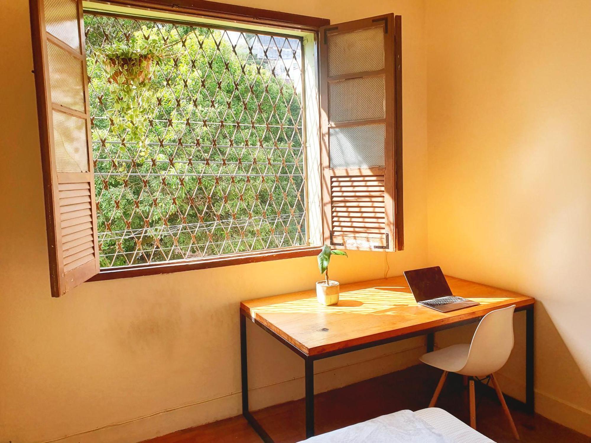 Quarto Casal Com Janela Casa Caramel Belo Horizonte Esterno foto